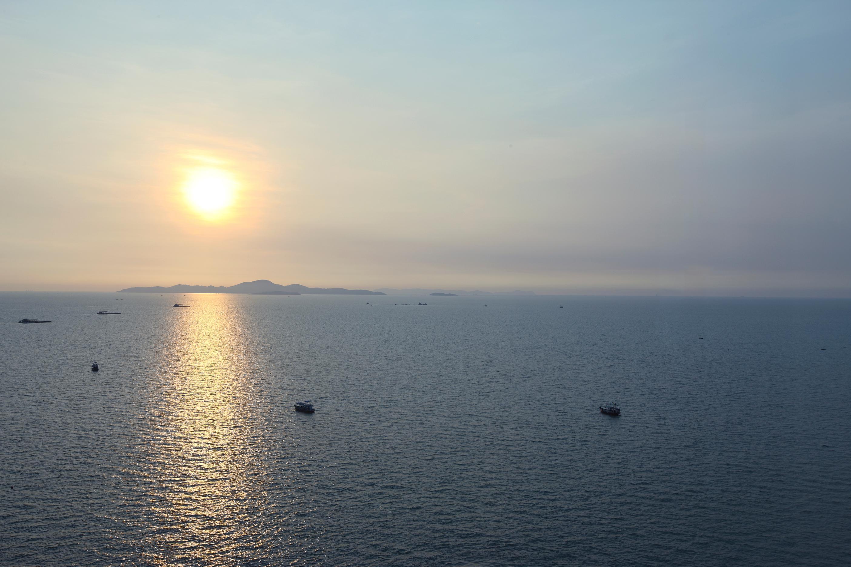 Hotel Amari Pattaya Exterior foto Sunset over the Gulf of Naples