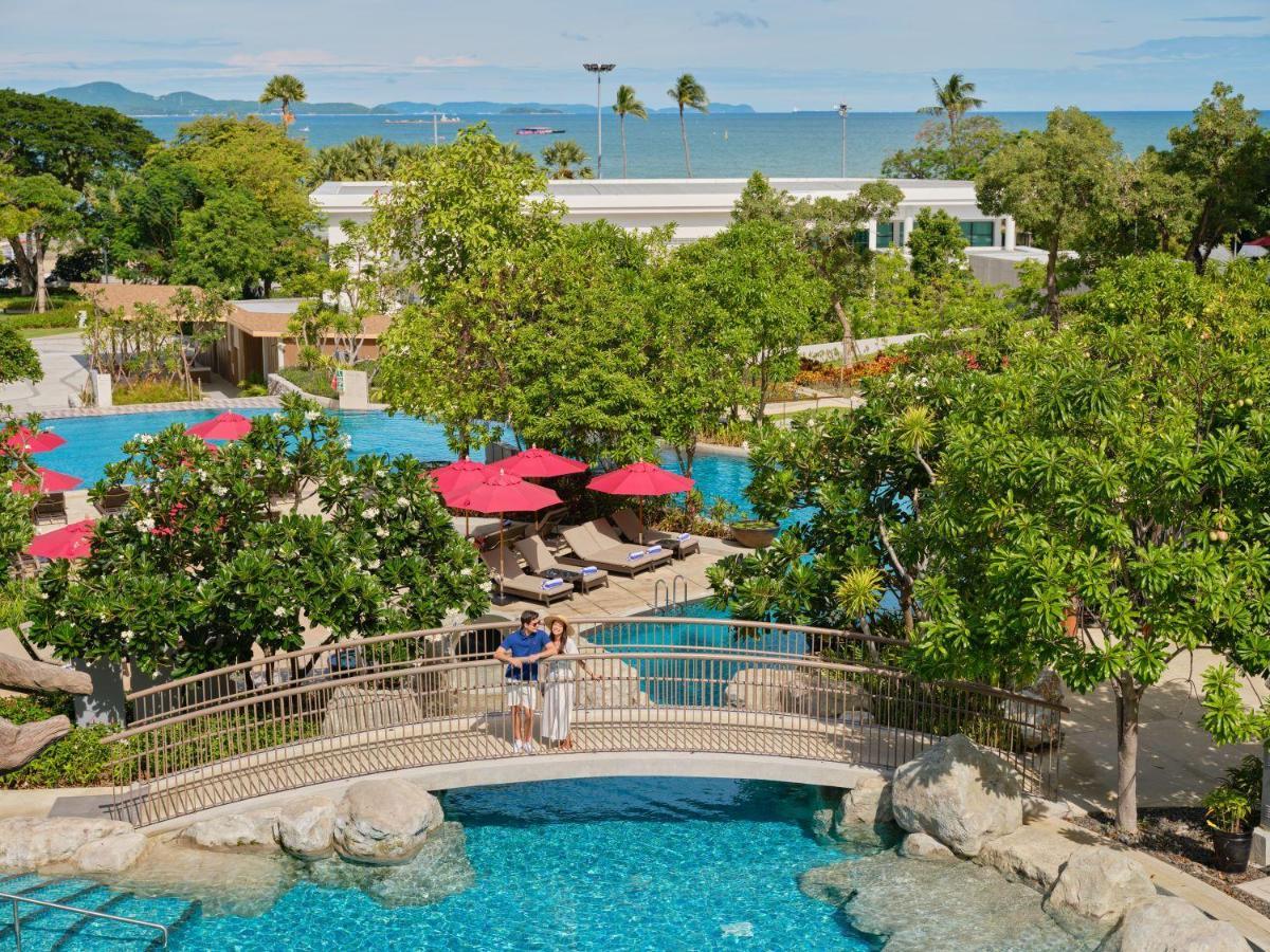 Hotel Amari Pattaya Exterior foto The swimming pool at the Royal Cliff Beach Hotel
