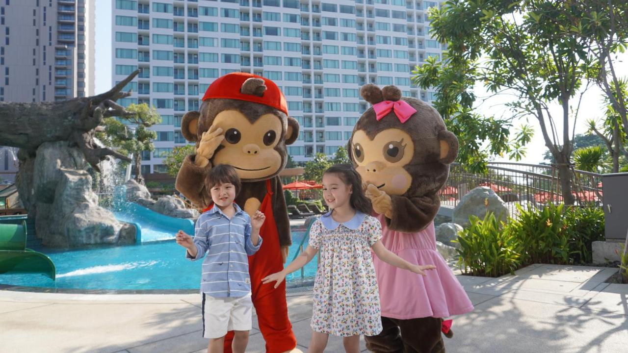 Hotel Amari Pattaya Exterior foto The two mascots of the park